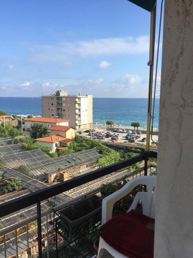 A Due Passi Dal Mare Apartment Vallecrosia Bagian luar foto